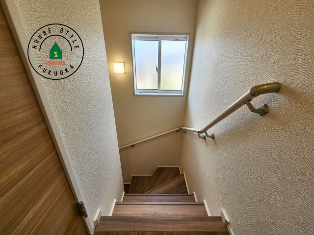 大野城市つつじヶ丘3丁目第1-2棟（1号棟）の内装|＜手すり付階段＞手すりがないと階段の昇り降りで危険なことはもちろん、壁に手をつきながら歩くことで壁紙が汚れやすくなります。すべての方に快適に昇り降りしていただくため、手すりを設置しました。
