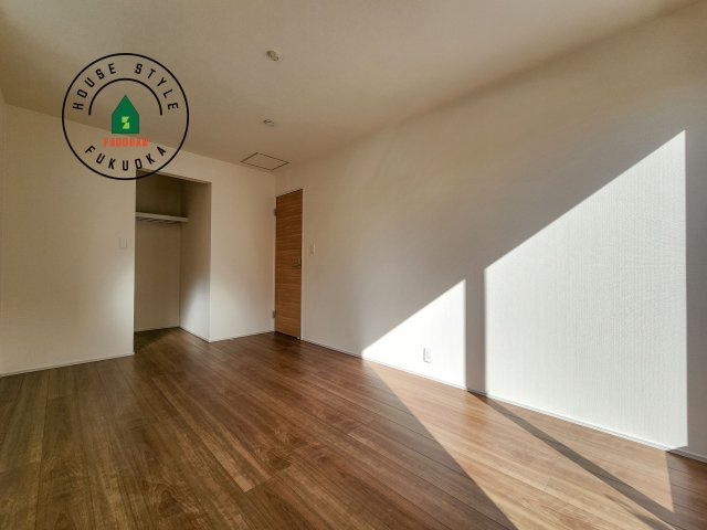 大野城市つつじヶ丘3丁目第1-2棟（1号棟）の寝室|主寝室には収納力に優れたクローゼットがありますので、お部屋もすっきり片付きます。