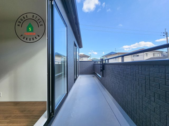 大野城市つつじヶ丘3丁目第1-2棟（1号棟）のバルコニー|風をしっかりと感じられるバルコニーでは、毎日が洗濯日和です。広々としているので洗濯も楽しくなるでしょうし、気分転換にバルコニーからの眺めを楽しむのもいいでしょう。