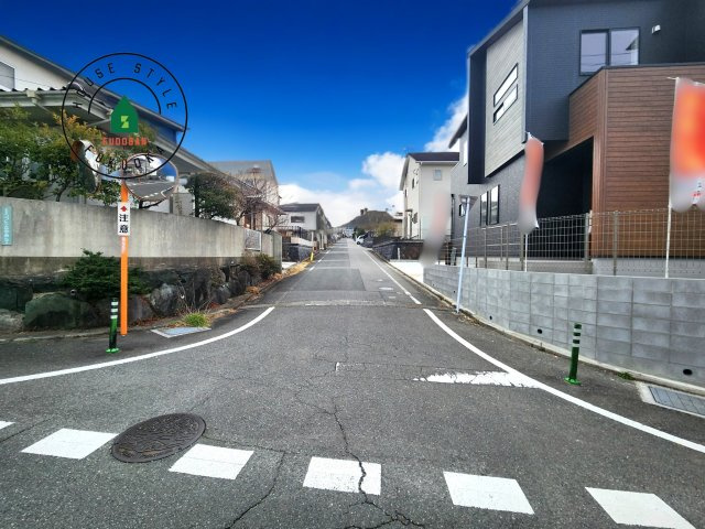 大野城市つつじヶ丘3丁目第1-2棟（1号棟）の前面道路含む現地写真|前面道路は閑静な住宅地をはしる車通りの少ない道路。お車の出し入れが苦手なママや小さなお子様にも安心ですね。しっかり舗装もされているので、ベビーカーや自転車で通っても快適に通行できます。前面道路です。