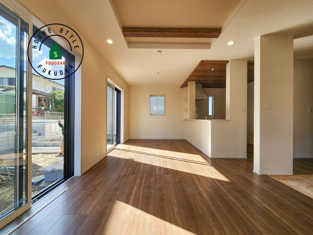 大野城市つつじヶ丘3丁目第1-2棟（1号棟）の居間・リビング|キッチンからリビングをしっかり確認できます。家族の笑顔があふれる空間になりそうですね。