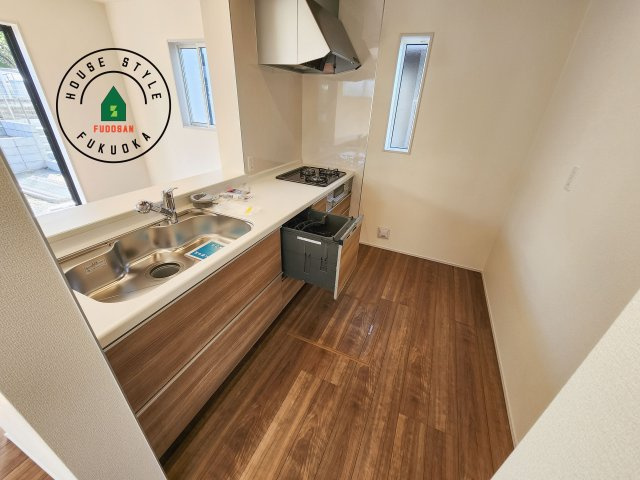 大野城市つつじヶ丘3丁目第1-2棟（1号棟）のキッチン|ダイニングテーブルへの配膳がラクラク、お料理はかどるカウンター付きシステムキッチン！