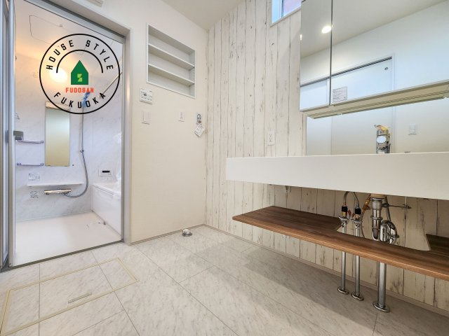 大野城市つつじヶ丘3丁目第1-2棟（2号棟）の脱衣所|ゆとりの洗面スペースで朝の身支度もスムーズに。暮らしを快適に変えるシャワー付洗面台です！