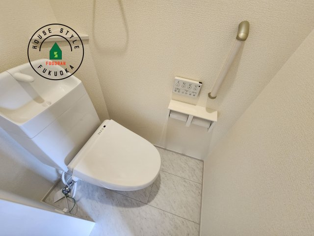 大野城市つつじヶ丘3丁目第1-2棟（2号棟）のトイレ|温水洗浄便座を完備しております。2ヶ所にトイレがあるのは朝の慌ただしい時間も安心です。