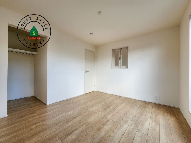 大野城市つつじヶ丘3丁目第1-2棟（2号棟）の寝室|主寝室には収納力に優れたクローゼットがありますので、お部屋もすっきり片付きます。