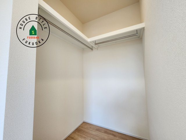 大野城市つつじヶ丘3丁目第1-2棟（2号棟）の収納|洋服や大きな荷物が多い方や人数の多いご家族などは、一般的なクローゼットよりもウォークインクローゼットのほうが使い勝手が良いです。