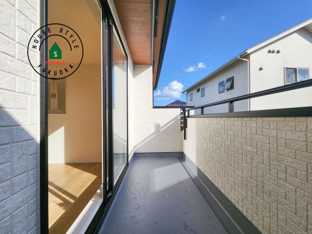 大野城市つつじヶ丘3丁目第1-2棟（2号棟）のバルコニー|風をしっかりと感じられるバルコニーでは、毎日が洗濯日和です。広々としているので洗濯も楽しくなるでしょうし、気分転換にバルコニーからの眺めを楽しむのもいいでしょう。