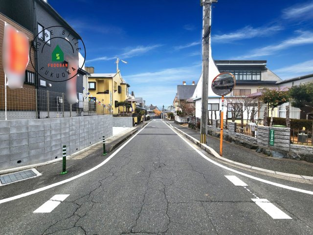 大野城市つつじヶ丘3丁目第1-2棟（2号棟）の前面道路含む現地写真|前面道路は閑静な住宅地をはしる車通りの少ない道路。お車の出し入れが苦手なママや小さなお子様にも安心ですね。しっかり舗装もされているので、ベビーカーや自転車で通っても快適に通行できます。前面道路です。
