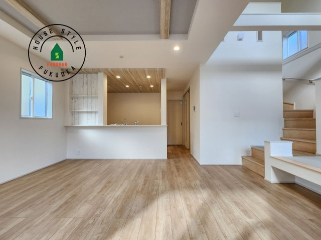 大野城市つつじヶ丘3丁目第1-2棟（2号棟）の居間・リビング|キッチンからリビングをしっかり確認できます。家族の笑顔があふれる空間になりそうですね。