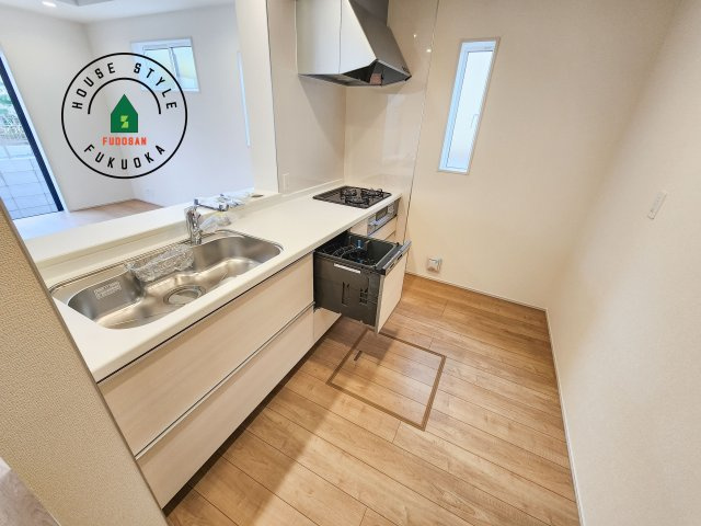 大野城市つつじヶ丘3丁目第1-2棟（2号棟）のキッチン|ダイニングテーブルへの配膳がラクラク、お料理はかどるカウンター付きシステムキッチン！