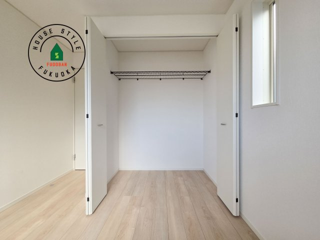 福岡市早良区重留1丁目第7-1棟(１号棟)の収納|壁面クローゼットのメリットは、衣類が横一列に並ぶためひと目で洋服が選びやすいこと。衣類をたくさんお持ちの方も、限られたスペース内に無理なく収納することができます。