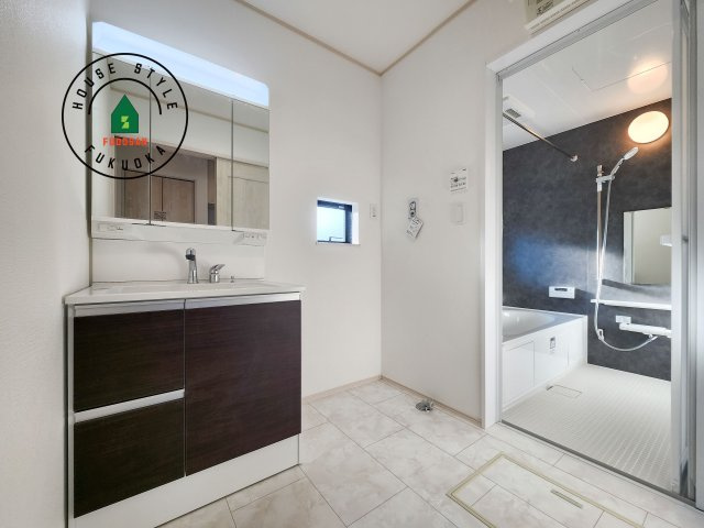 福岡市早良区飯倉2丁目第1-2棟（A号棟）の脱衣所|ゆとりの洗面スペースで朝の身支度もスムーズに。暮らしを快適に変えるシャワー付洗面台です！