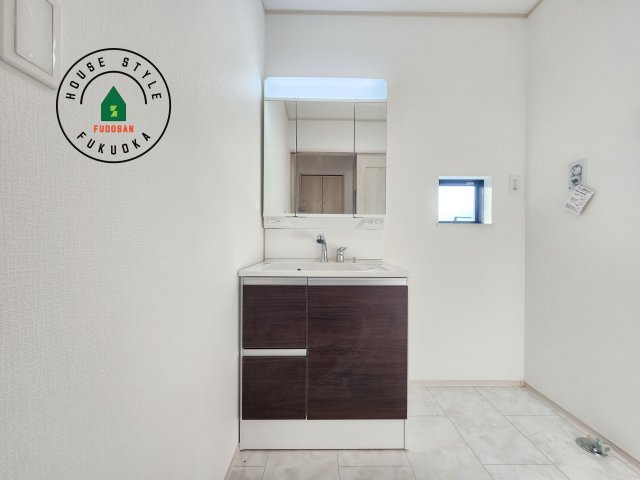 福岡市早良区飯倉2丁目第1-2棟（A号棟）の独立洗面台|毎日使うものだから清潔な空間を保ちたい水回り。洗面にはそんな願いを解消させてくれる収納アイデアが満載です。三面鏡の裏側にはキャビネットが現れ小物から背の高い物まで収納できます。