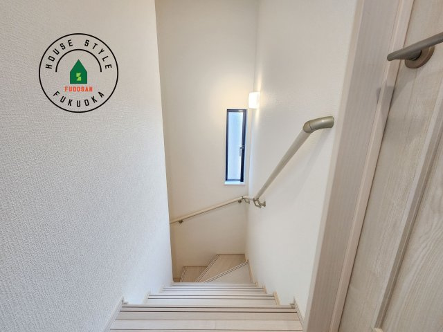 福岡市早良区飯倉2丁目第1-2棟（A号棟）の内装|＜手すり付階段＞手すりがないと階段の昇り降りで危険なことはもちろん、壁に手をつきながら歩くことで壁紙が汚れやすくなります。すべての方に快適に昇り降りしていただくため、手すりを設置しました。