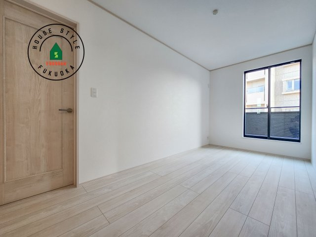 福岡市早良区飯倉2丁目第1-2棟（A号棟）の寝室|主寝室には収納力に優れたクローゼットがありますので、お部屋もすっきり片付きます。