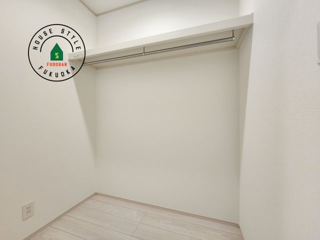 福岡市早良区飯倉2丁目第1-2棟（A号棟）の収納|洋服や大きな荷物が多い方や人数の多いご家族などは、一般的なクローゼットよりもウォークインクローゼットのほうが使い勝手が良いです。