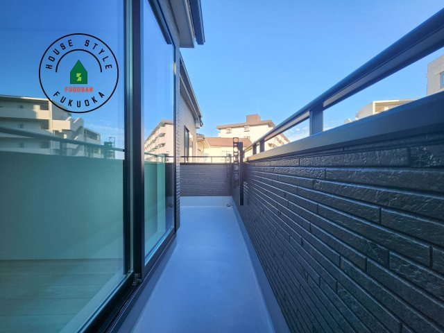 福岡市早良区飯倉2丁目第1-2棟（A号棟）のバルコニー|風をしっかりと感じられるバルコニーでは、毎日が洗濯日和です。広々としているので洗濯も楽しくなるでしょうし、気分転換にバルコニーからの眺めを楽しむのもいいでしょう。