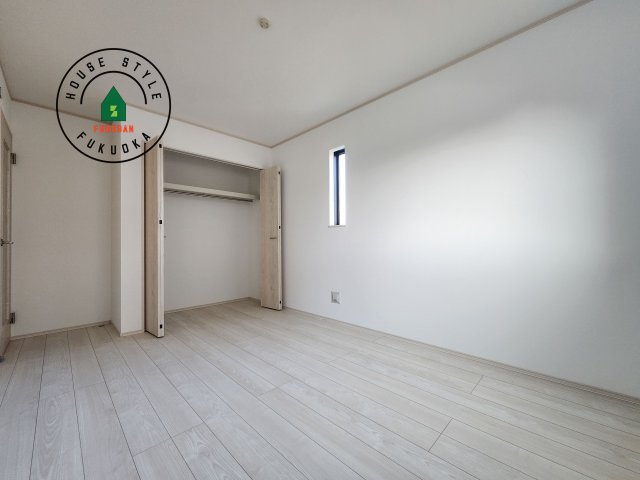 福岡市早良区飯倉2丁目第1-2棟（A号棟）の洋室|柔らかい陽光が差し込む明るいお部屋を演出する設計。彩光の取れる窓が気持ちの良いお部屋を創り上げます。