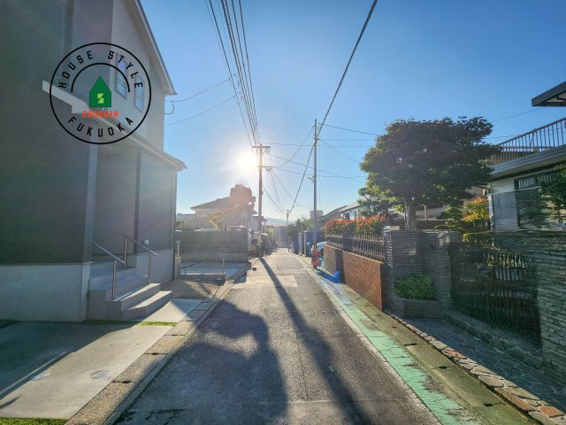 福岡市早良区飯倉2丁目第1-2棟（A号棟）の前面道路含む現地写真|前面道路は閑静な住宅地をはしる車通りの少ない道路。お車の出し入れが苦手なママや小さなお子様にも安心ですね。しっかり舗装もされているので、ベビーカーや自転車で通っても快適に通行できます。