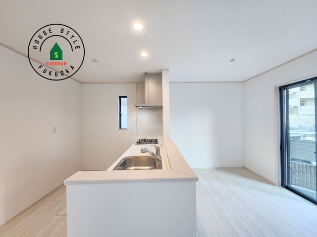 福岡市早良区飯倉2丁目第1-2棟（A号棟）のダイニング|キッチンから立ち込める香りが今日の料理を期待させます。