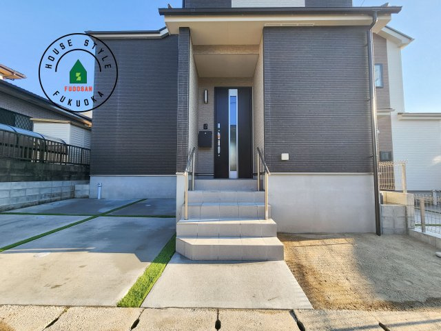 福岡市早良区飯倉2丁目第1-2棟（A号棟）の玄関|おでかけの時も帰った時も、「我が家」を最初に感じでもらえる素敵な空間に。