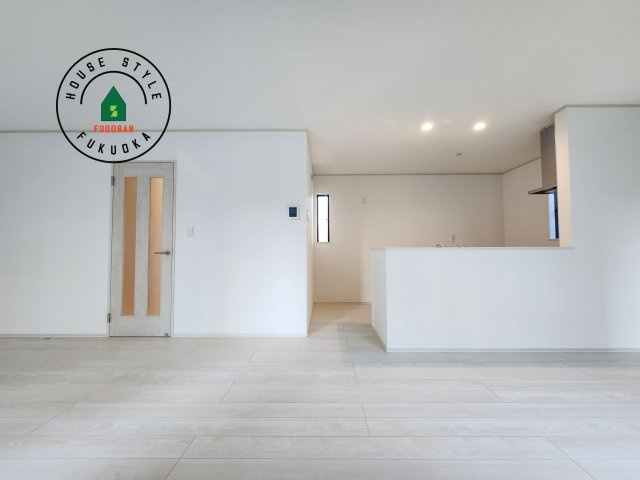 福岡市早良区飯倉2丁目第1-2棟（A号棟）の居間・リビング|キッチンからリビングをしっかり確認できます。家族の笑顔があふれる空間になりそうですね。同社