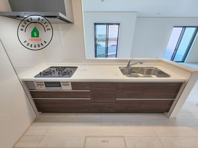 福岡市早良区飯倉2丁目第1-2棟（A号棟）のキッチン|ご家族を近くに感じられる対面キッチンのLDK。会話もはずみそうですね。