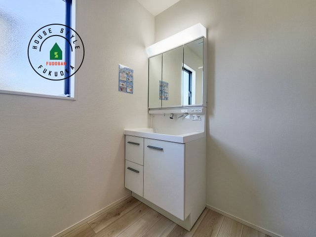 糟屋郡須恵町大字旅石第25-1棟(１号棟)の内観：施工例|毎日使うものだから清潔な空間を保ちたい水回り。洗面にはそんな願いを解消させてくれる収納アイデアが満載です。三面鏡の裏側にはキャビネットが現れ小物から背の高い物まで収納できます。