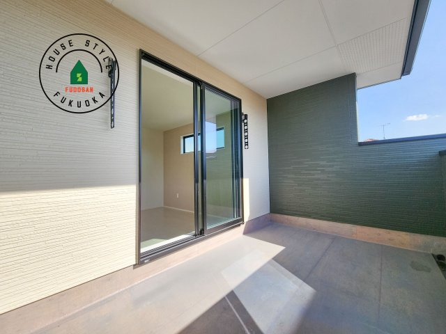 糟屋郡須恵町大字旅石第25-1棟(１号棟)の外観：施工例|風をしっかりと感じられるバルコニーでは、毎日が洗濯日和です。広々としているので洗濯も楽しくなるでしょうし、気分転換にバルコニーからの眺めを楽しむのもいいでしょう。