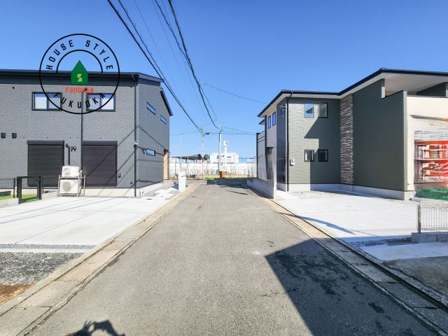 糟屋郡須恵町大字旅石第25-1棟(１号棟)の前面道路含む現地写真|前面道路は閑静な住宅地をはしる車通りの少ない道路。お車の出し入れが苦手なママや小さなお子様にも安心ですね。しっかり舗装もされているので、ベビーカーや自転車で通っても快適に通行できます。