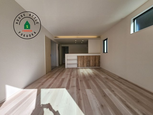 糟屋郡須恵町大字旅石第25-1棟(１号棟)の内観：施工例|ご家族を近くに感じられる対面キッチンのLDK。会話もはずみそうですね。