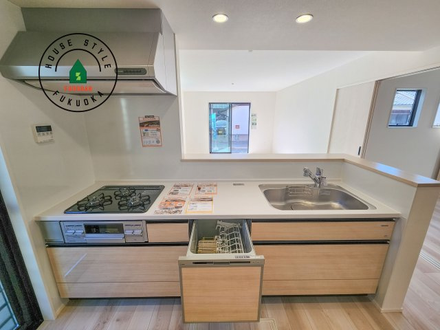 糟屋郡須恵町大字旅石第25-1棟(１号棟)の内観：施工例|キッチン。グリル・食器洗い乾燥機・浄水器も完備。