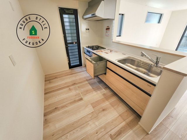 糟屋郡須恵町大字旅石第25-1棟(１号棟)の内観：施工例|ダイニングテーブルへの配膳がラクラク、お料理はかどるカウンター付きシステムキッチン！