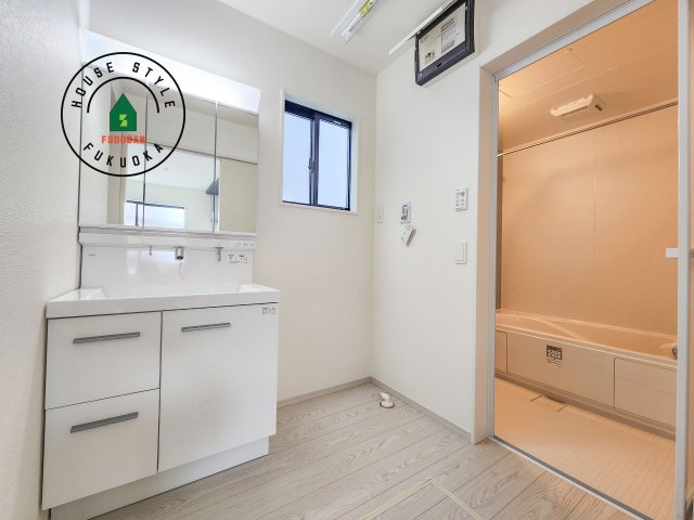 福岡市東区雁の巣1丁目第4-2棟（2号棟）の内観：施工例|ゆとりの洗面スペースで朝の身支度もスムーズに。暮らしを快適に変えるシャワー付洗面台です！