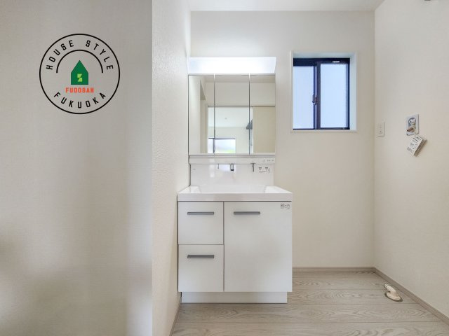 福岡市東区雁の巣1丁目第4-2棟（2号棟）の内観：施工例|毎日使うものだから清潔な空間を保ちたい水回り。洗面にはそんな願いを解消させてくれる収納アイデアが満載です。三面鏡の裏側にはキャビネットが現れ小物から背の高い物まで収納できます。