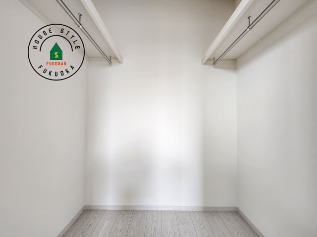 福岡市東区雁の巣1丁目第4-2棟（2号棟）の収納|洋服や大きな荷物が多い方や人数の多いご家族などは、一般的なクローゼットよりもウォークインクローゼットのほうが使い勝手が良いです。