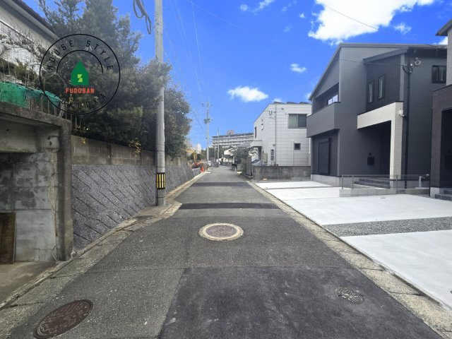 福岡市東区雁の巣1丁目第4-2棟（2号棟）の前面道路含む現地写真|前面道路は閑静な住宅地をはしる車通りの少ない道路。お車の出し入れが苦手なママや小さなお子様にも安心ですね。しっかり舗装もされているので、ベビーカーや自転車で通っても快適に通行できます。