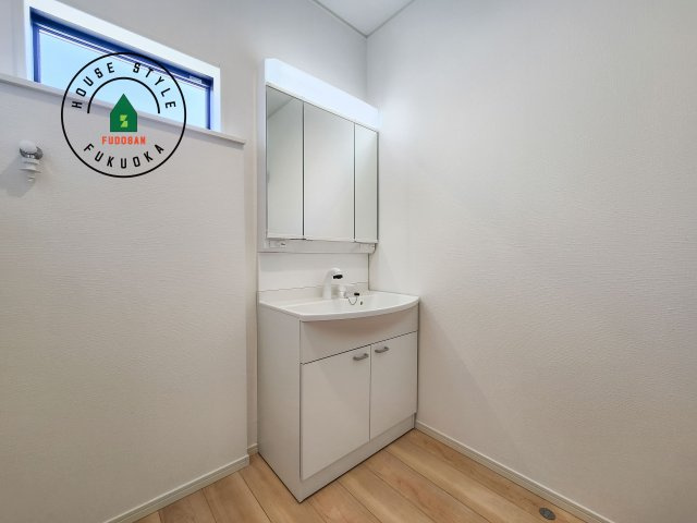 糟屋郡宇美町宇美東1丁目第2-5棟（1号棟）の独立洗面台|洗面所は小さなプライベートスペース。歯磨き、洗顔と毎日施す個人空間。