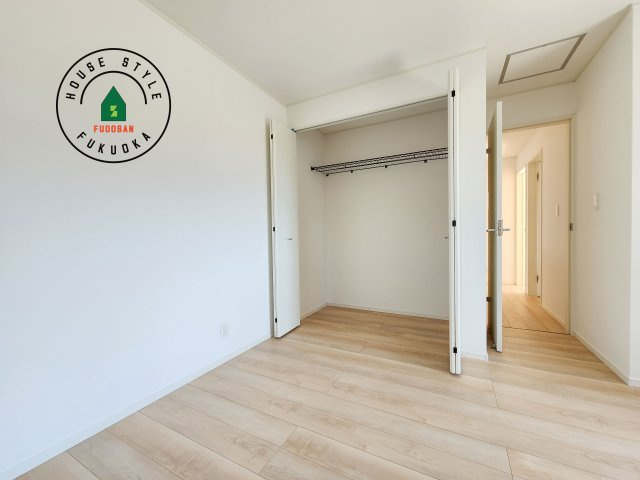 糟屋郡宇美町宇美東1丁目第2-5棟（1号棟）の収納|【WIC（ウォークインクローゼット）】 たくさんの洋服をかけてもシワになりにくいウォークインクローゼット。洋服以外にも、普段使わない家電やスーツケース、ストック品など何でも片付く嬉しい空間です。