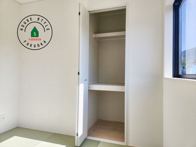 糟屋郡宇美町宇美東1丁目第2-5棟（1号棟）の収納|壁面クローゼットのメリットは、衣類が横一列に並ぶためひと目で洋服が選びやすいこと。衣類をたくさんお持ちの方も、限られたスペース内に無理なく収納することができます。