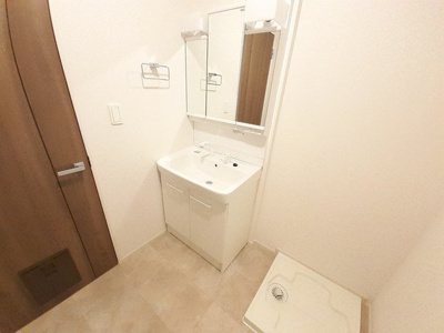 【洗面所】 | メゾン　ド　グレース　１ | 明るい洗面所です