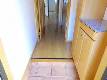 【玄関】 | ブルーメ野里Ａ | 収納もある玄関です