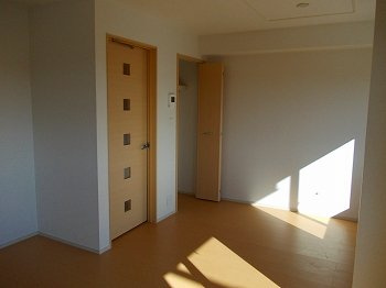 【居間・リビング】 | カサブランカＣ | こちらのリビングで趣味の時間をお楽しみください