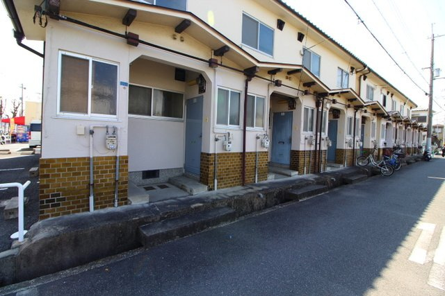 西畑ハイツのエントランス