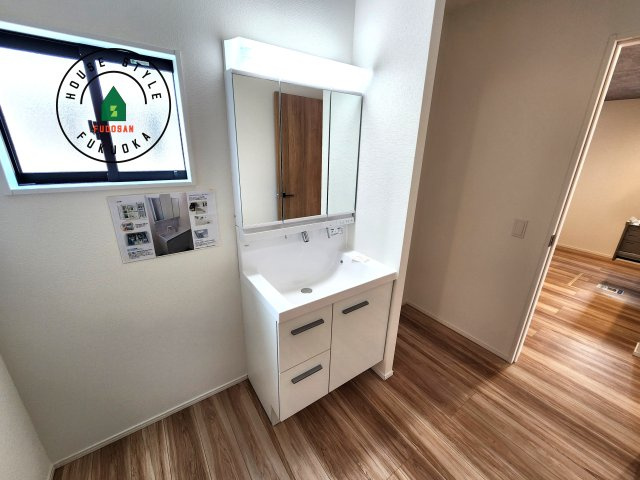 福岡市東区奈多1丁目第3-1棟（1号棟）の独立洗面台|毎日使うものだから清潔な空間を保ちたい水回り。洗面にはそんな願いを解消させてくれる収納アイデアが満載です。三面鏡の裏側にはキャビネットが現れ小物から背の高い物まで収納できます。