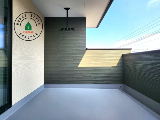 福岡市東区奈多1丁目第3-1棟（1号棟）のバルコニー|風をしっかりと感じられるバルコニーでは、毎日が洗濯日和です。広々としているので洗濯も楽しくなるでしょうし、気分転換にバルコニーからの眺めを楽しむのもいいでしょう。