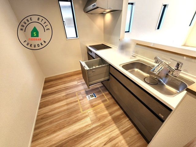 福岡市東区奈多1丁目第3-1棟（1号棟）のキッチン|ダイニングテーブルへの配膳がラクラク、お料理はかどるカウンター付きシステムキッチン！