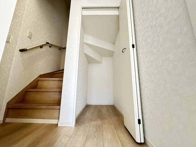 【収納】 | 志木市下宗岡4丁目　新築一戸建住宅　全1棟　(丸井志木店) | 現地（2026年2月）撮影／階段下の便利な収納スペース