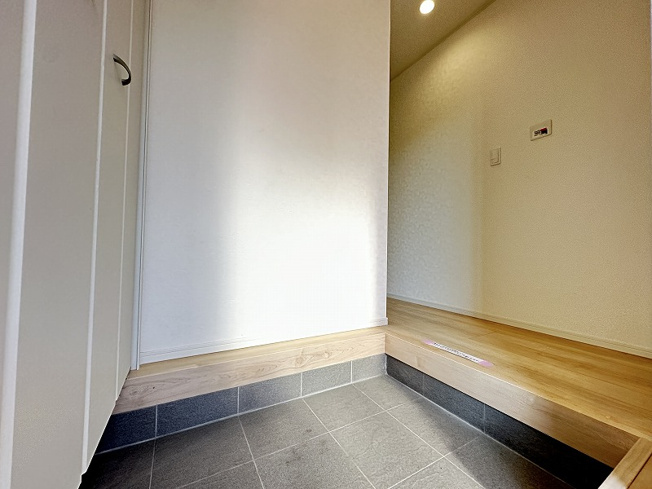 【玄関】 | 志木市下宗岡4丁目　新築一戸建住宅　全1棟　(丸井志木店) | 現地（2026年2月）撮影／玄関収納充実