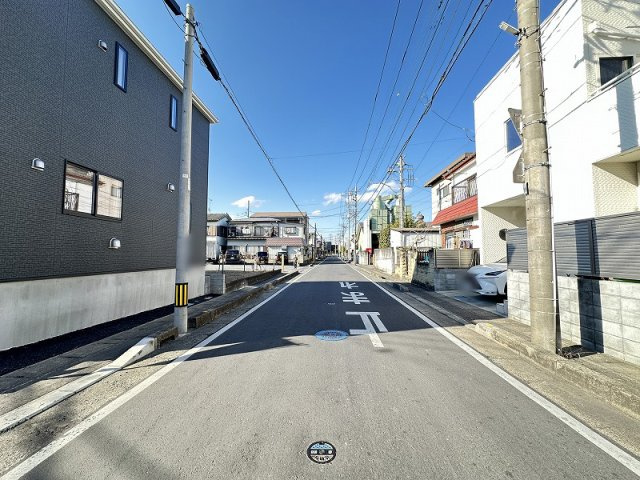 【前面道路含む現地写真】 | 志木市下宗岡4丁目　新築一戸建住宅　全1棟　(丸井志木店) | 現地（2026年2月）撮影／ゆとりのある前面道路